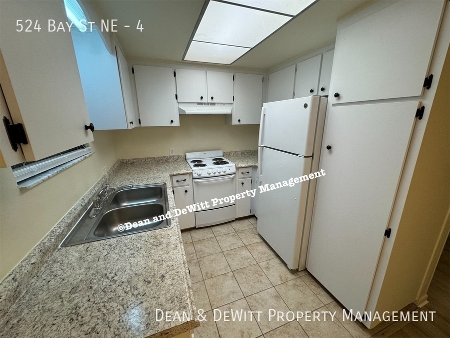 Building Photo - 2 Bed/1 Bath - Unit 4