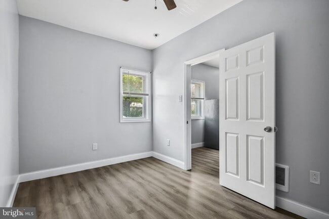 Building Photo - 171 E Sharpnack St