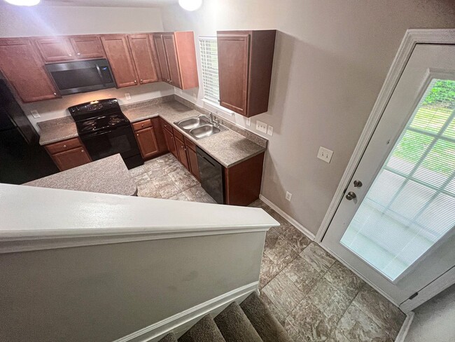 Building Photo - Lovely 2 bedroom 2 1/2 bathroom Townhome in Northeast Greensboro!