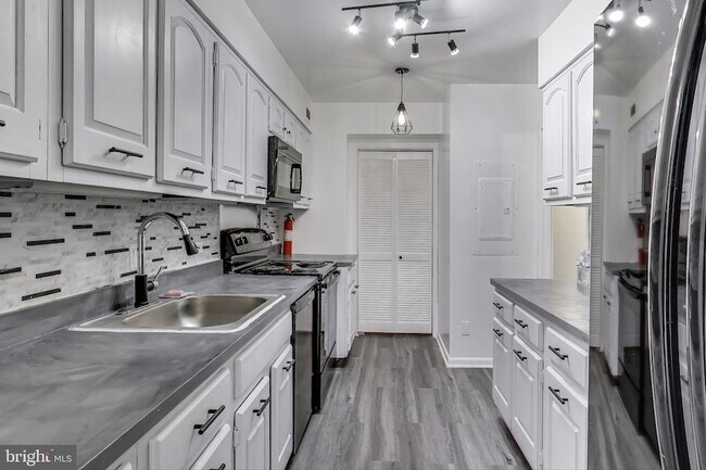 Building Photo - 1001 26th St NW