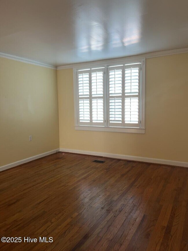 Building Photo - 2940 Oleander Dr