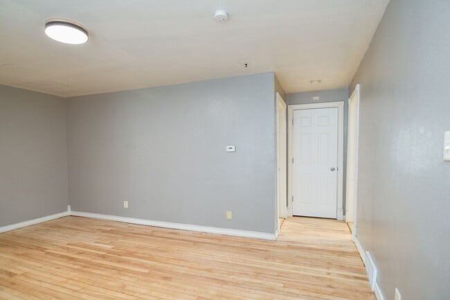 Building Photo - 4 Bed 1 Bath Single Family Home