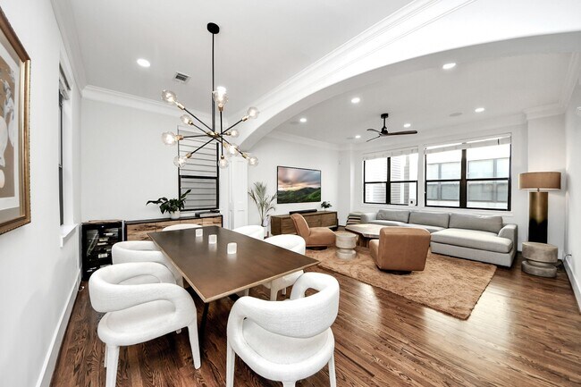 Building Photo - 916 W 20th St