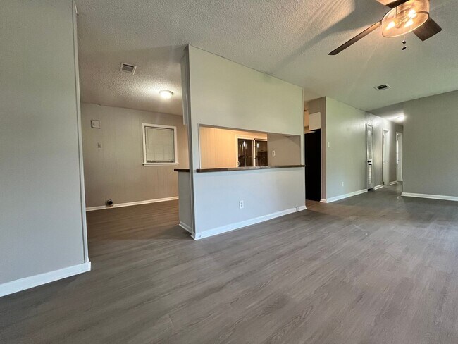 Building Photo - 203 Lynn Ln