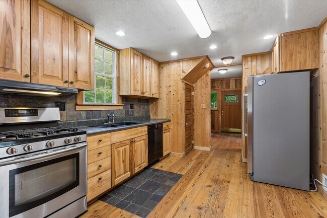 Building Photo - 144 Nelson Dr