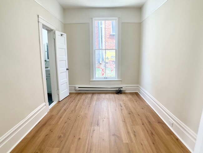 Building Photo - PRICE REDUCED! FULL FLOOR FLAT! Bay Window...