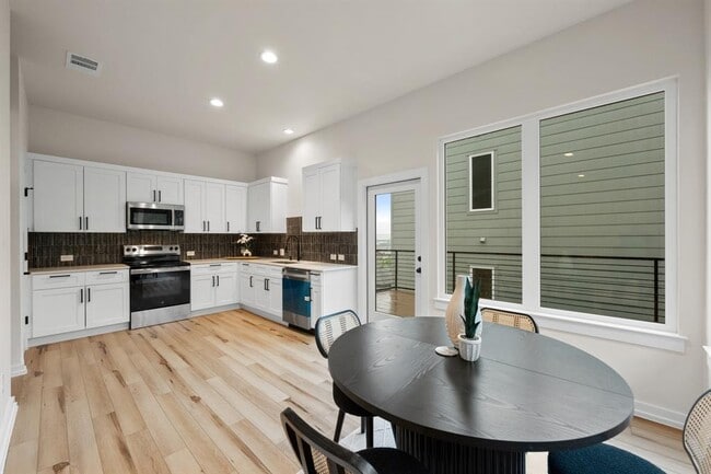 Building Photo - 2309 Montopolis Dr