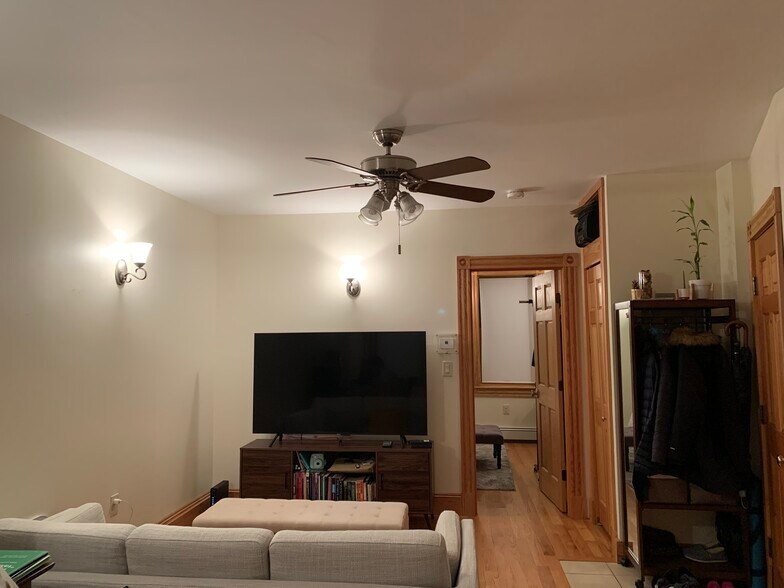 Building Photo - 19 Phillips St