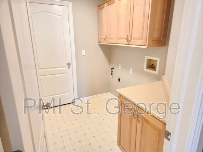 Building Photo - 545 S Valley View Dr