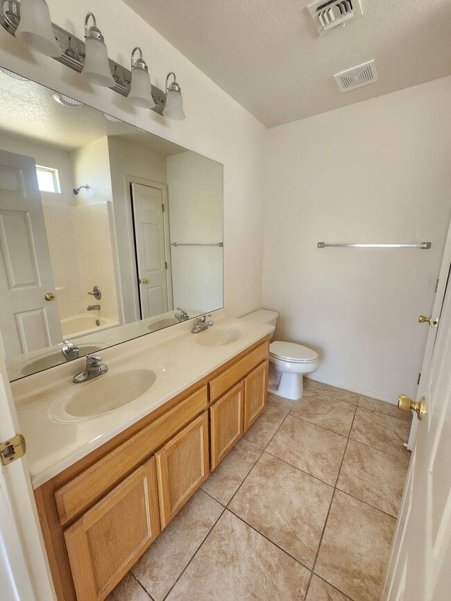 Building Photo - Beautiful 2 Bedroom Home