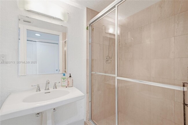 Building Photo - 3600 Mystic Pointe Dr