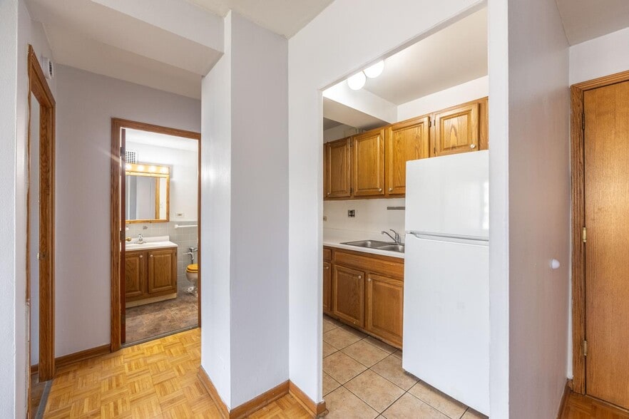 Building Photo - 4180 N Marine Dr