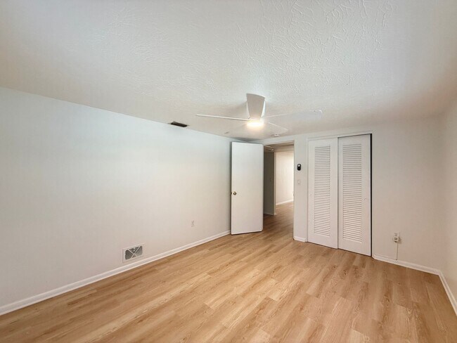 Building Photo - 2 Bedroom Home - Close to Siesta Key! Pet ...
