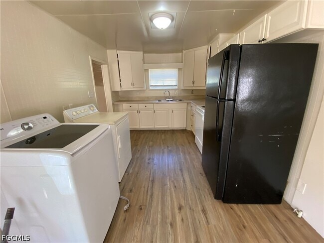 Building Photo - 7656 Hart Dr