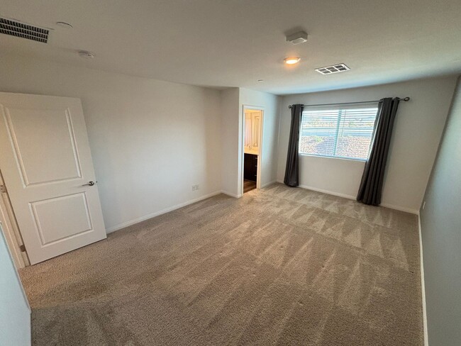 Building Photo - Beautiful 3Bed/3Bath Townhome located in Enterprise/Southern Highlands–Southwest Henderson border...