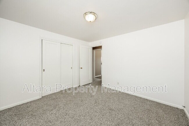 Building Photo - 2123 Robin Dr