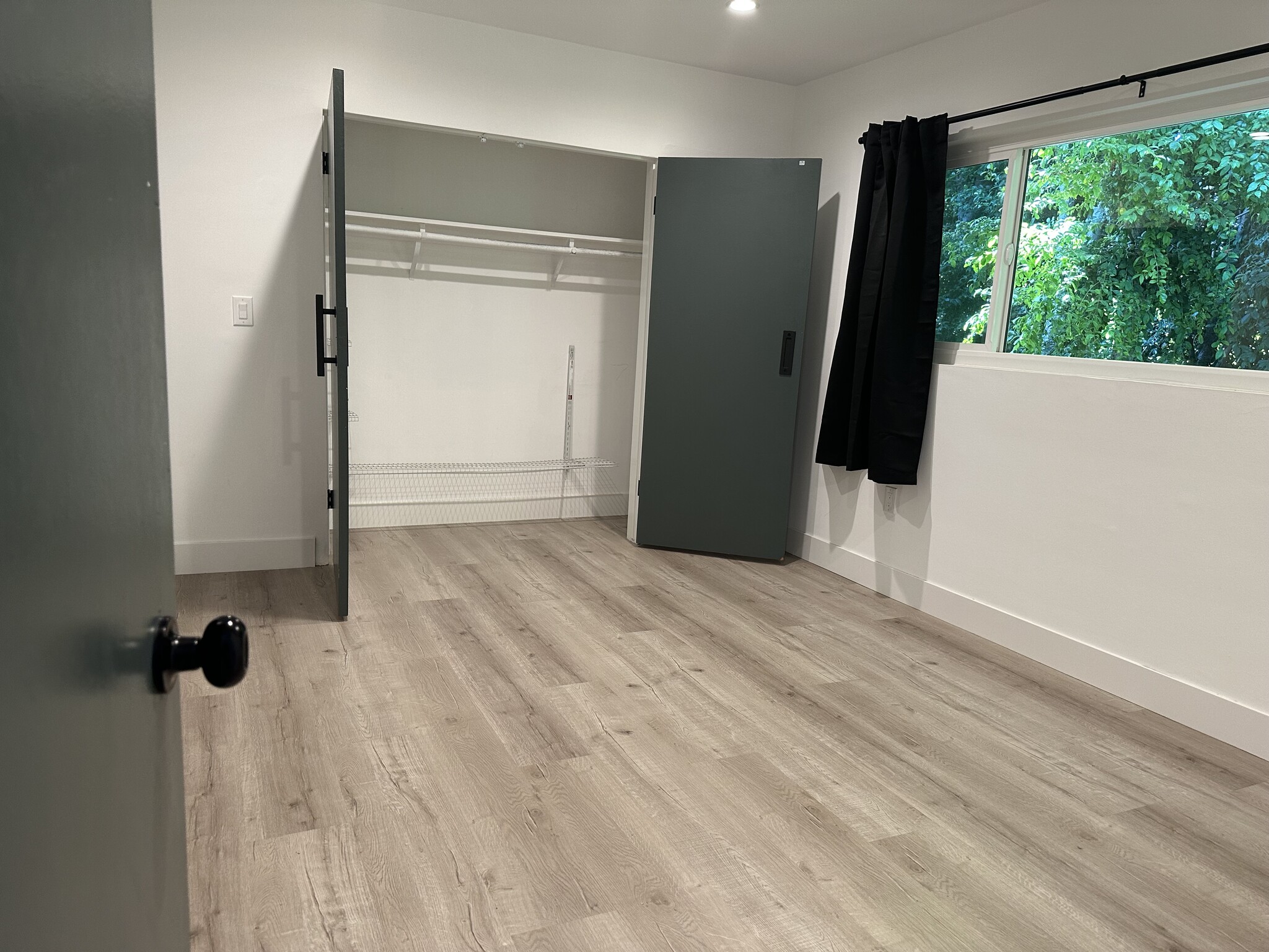 Building Photo - 465 S Le Doux Rd