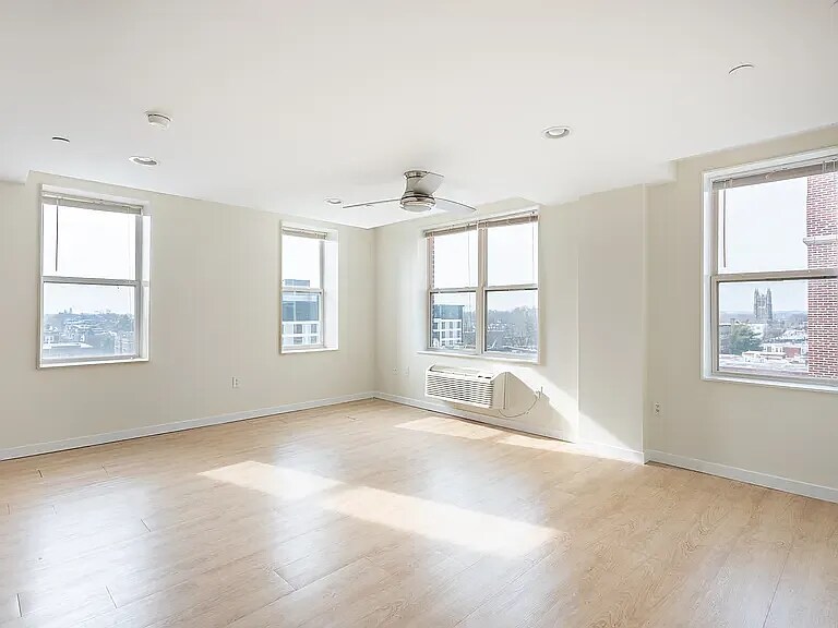 Building Photo - 244 S 49th St