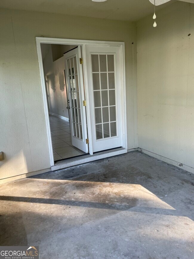 Building Photo - 208 Royal Palms Ave