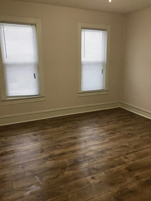 Building Photo - 3 Bedroom 2 Full Bath TownHouse with 2 car tandem  Parking for Rent