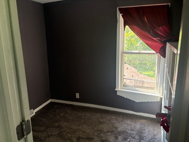 Building Photo - SPACIOUS 4 BEDROOM HOME READY TO WELCOME YOU