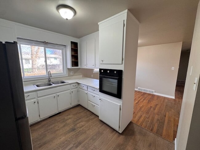 Building Photo - Super Clean 3BR with Hardwood, Large Closets & Garage