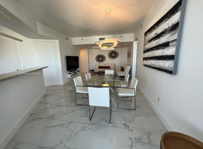 Building Photo - 15811 Collins Ave