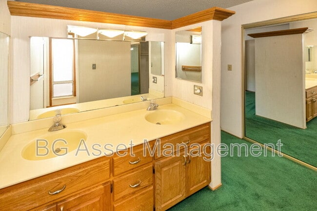 Building Photo - 2901 Doidge Ave