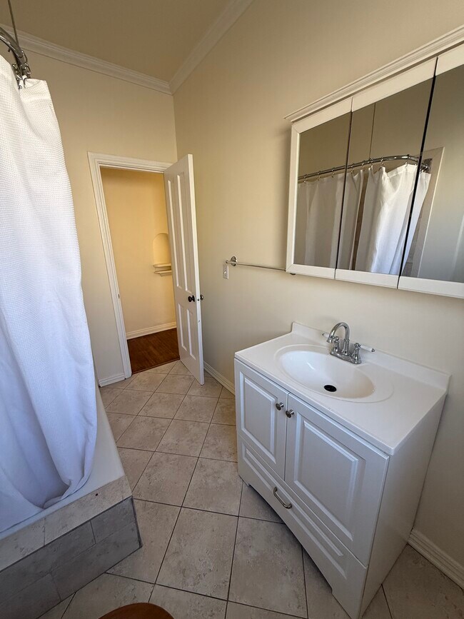 Building Photo - 5906 San Vicente Blvd