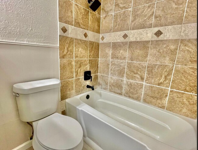 Building Photo - Pre-leasing now for 3 bed 2 bath near Texa...