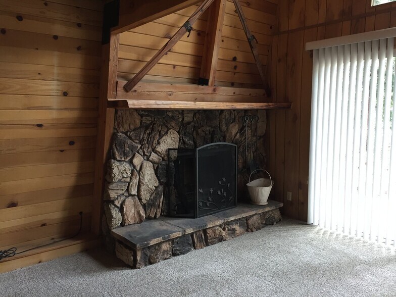 Building Photo - 2037 Fox Ln