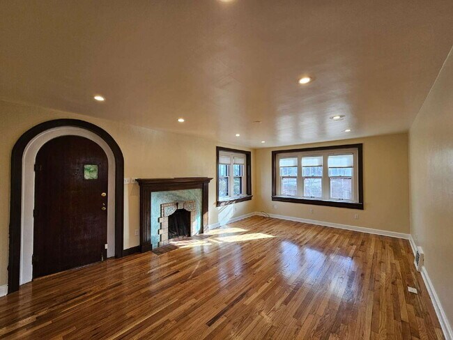 Building Photo - 1401 Roslyn St