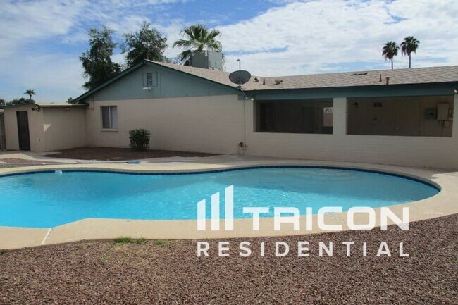Building Photo - 7100 W Cheryl Dr