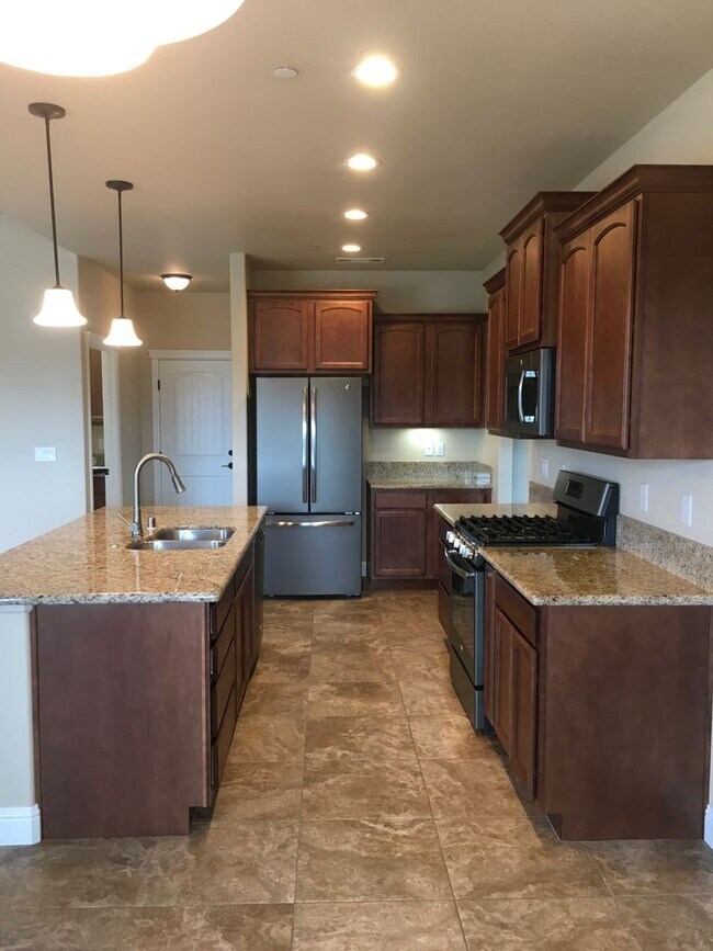 Building Photo - Beautiful Shasta Lake home with Landscapin...