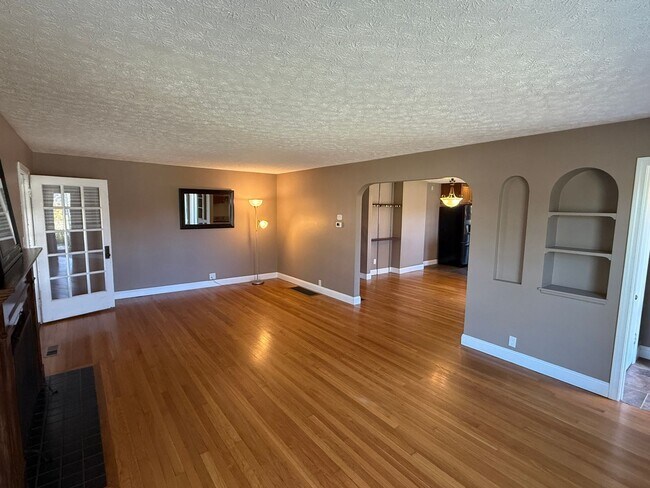 Building Photo - Spacious 4-Bedroom Property with In-Law Su...