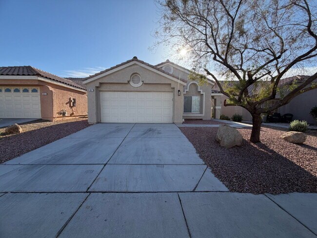 Building Photo - SINGLE-STORY HOME | GATED COMMUNITY | FLEXIBLE FURNISHING OPTIONS I 4 Bedroom Home with Private B...