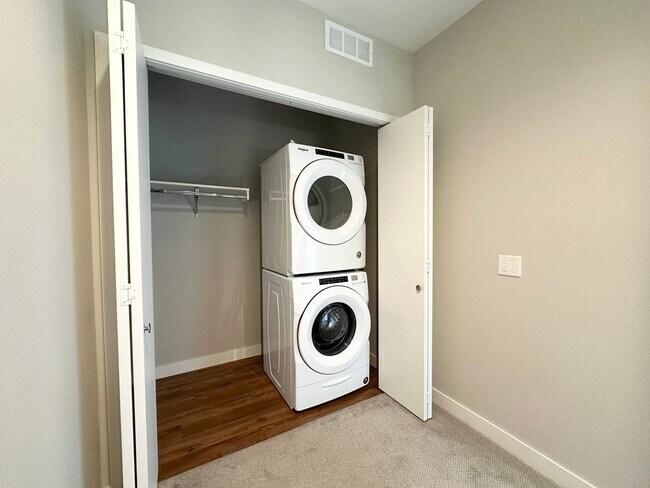 Building Photo - ONE MONTH FREE ON 12-MONTH LEASE!