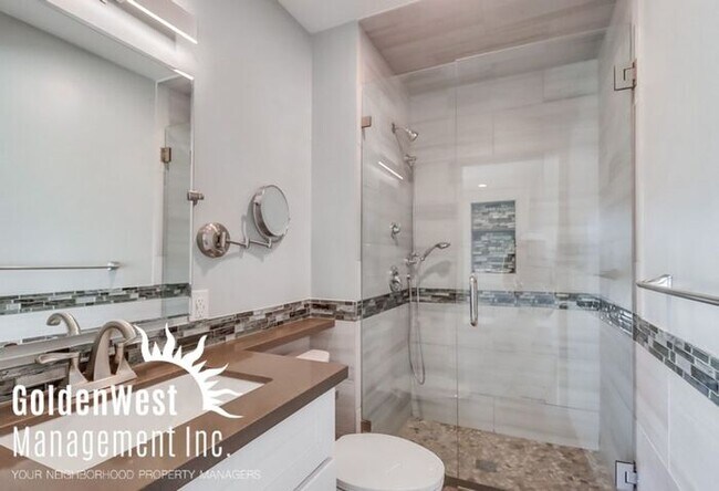 Building Photo - Charming 3Bdm 2.5Ba Townhome in the Claire...