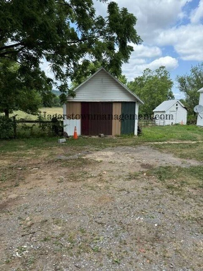 Building Photo - Farmhouse in Clear Spring