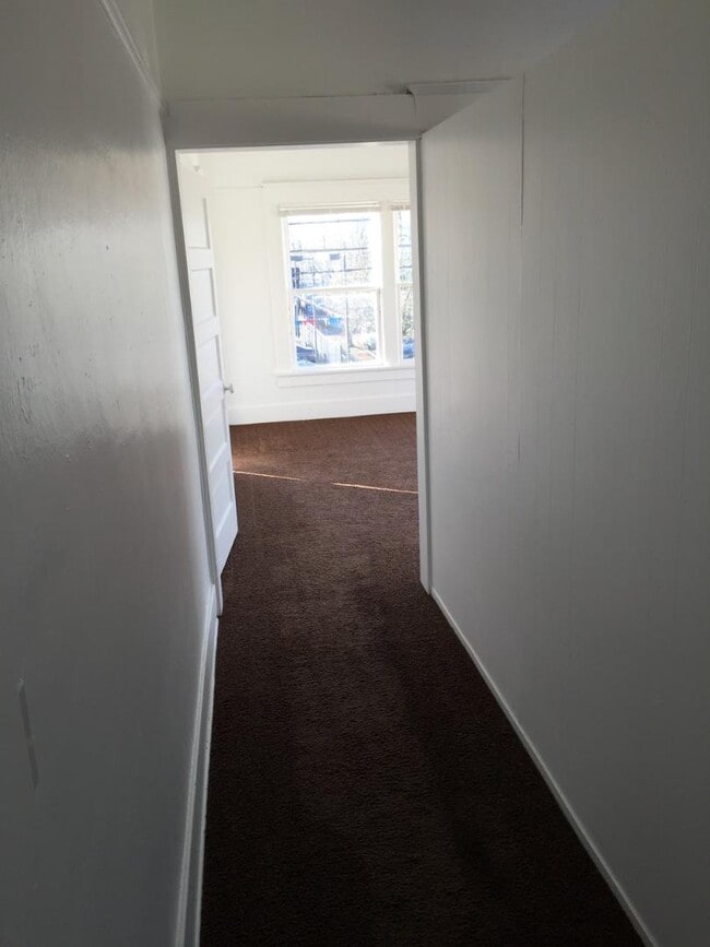 Building Photo - 505 SE Lyon St