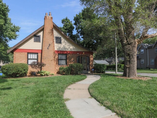 Building Photo - {7349} Tudor in Waldo + Beautiful Corner L...