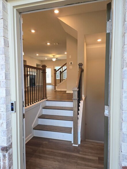 Building Photo - 256 Commons Ave