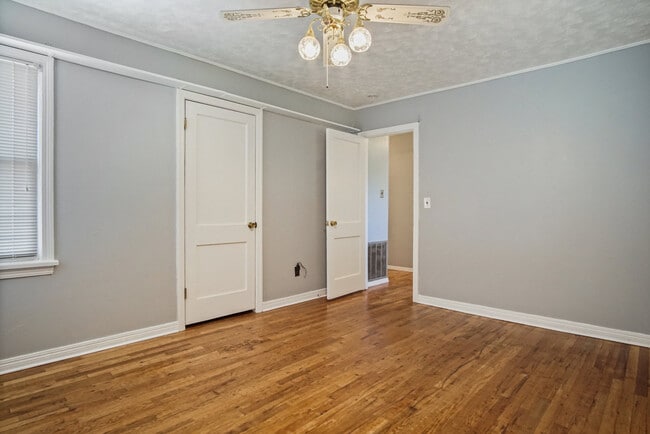 Building Photo - 433 Showalter Dr