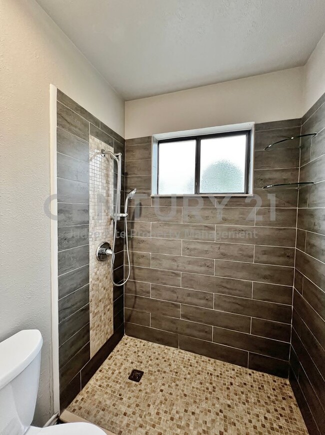 Building Photo - Lovely 3/2/2 In Arlington Available Now!