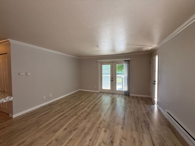 Building Photo - 2 BR/2BA Condo close to shopping, restaurants and beaches