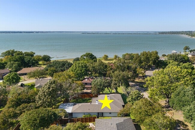 Building Photo - 219 Lakeview Dr