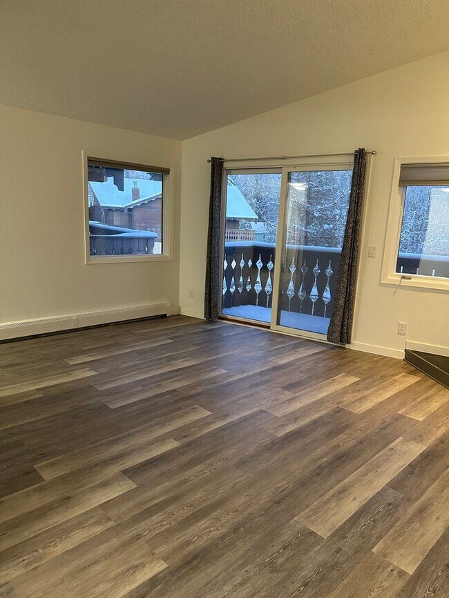 Building Photo - Newly Remodeled, 1 Bed/1 Bath Garage/Washer/Dryer