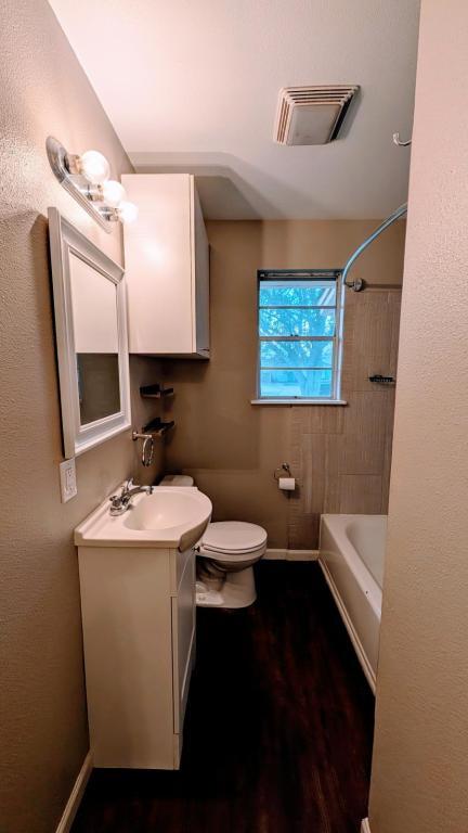 Building Photo - 409 S Holly St