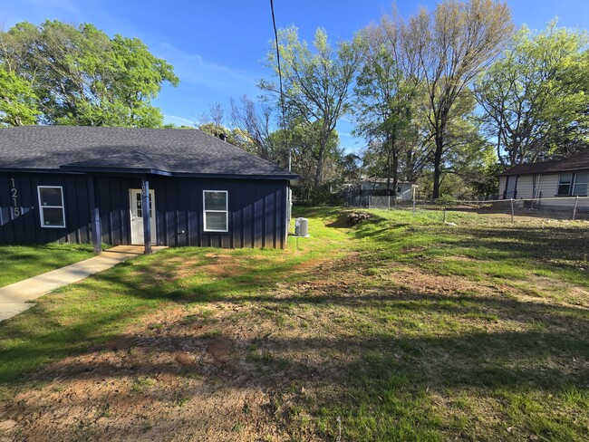 Building Photo - 1215 Fairway Dr