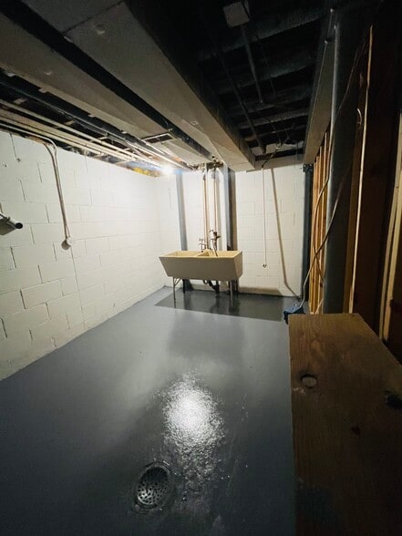 Building Photo - 8620-8620 W Villard Ave